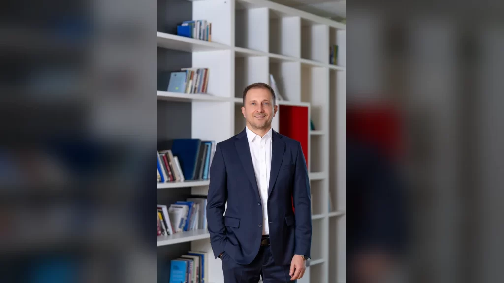 Akbank Teknoloji Genel Müdür Yardımcısı Gökhan Gökçay dijital dönüşüm süreçleri hakkında değerlendirmelerde bulunuyor.