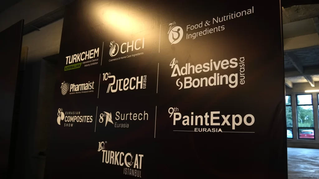 Artkim Group 25. yıl etkinliğinde fuar logolarının yer aldığı pano