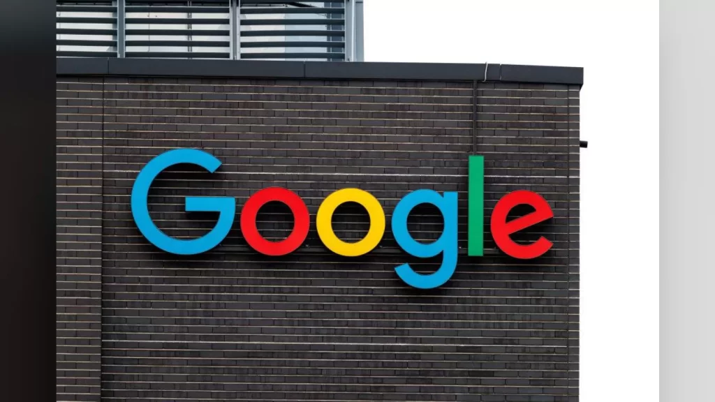 Google Münih ofisi cephesinde Google logosu
