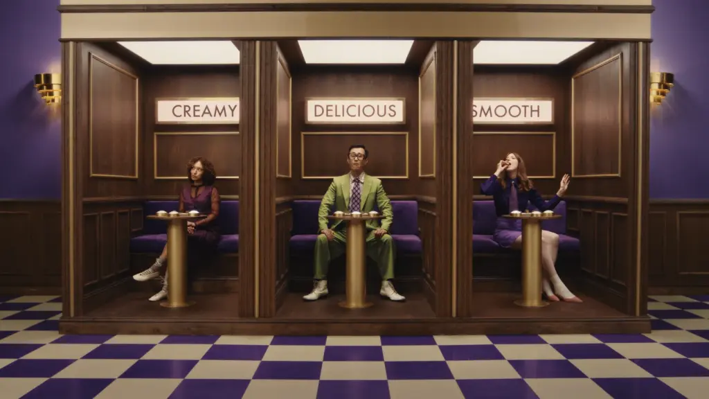 Creamy, Delicious ve Smooth yazılı üç ahşap kabinde oturan oyuncular; Cadbury'nin ABD reklam kampanyasından sahne
