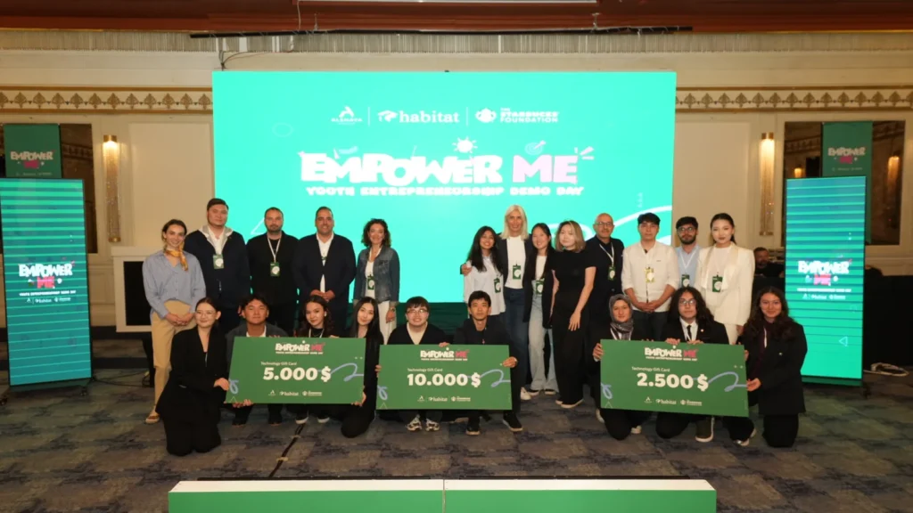 EmpowerMe Genç Girişim Demo Day ödül töreninde dereceye giren takımlar ve jüri üyeleri bir arada
