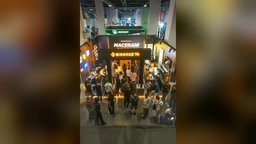 Gaming Istanbul 2026 festival alanında Binance TR standı ve ziyaretçiler.
