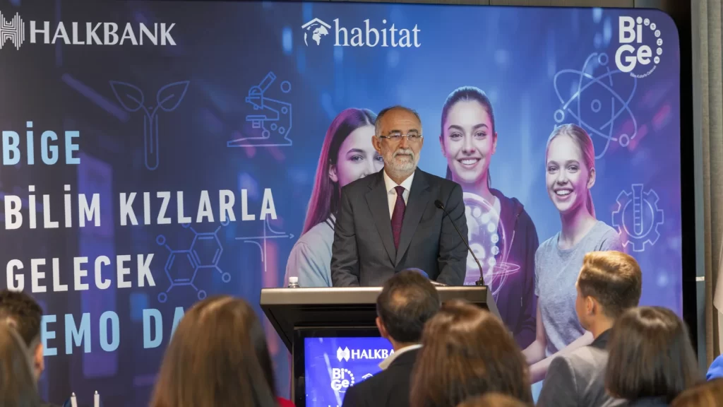 Halkbank BİGE Demo Day ödül töreninde kazanan takımlar ve yöneticiler sahnede bir arada