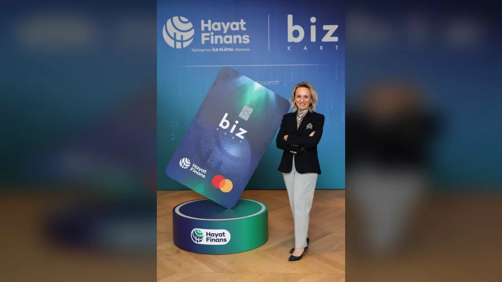 Hayat Finans Biz Kart ile harçlık yöneten bir çocuk ve dijital bankacılık uygulaması