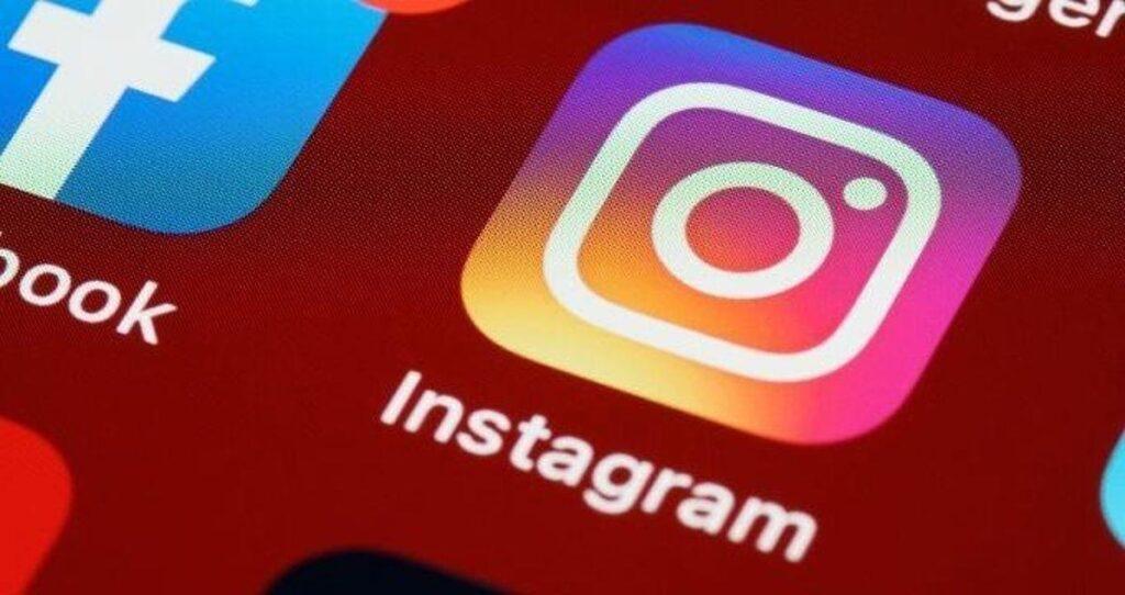 Telefon ekranında Instagram uygulama simgesi