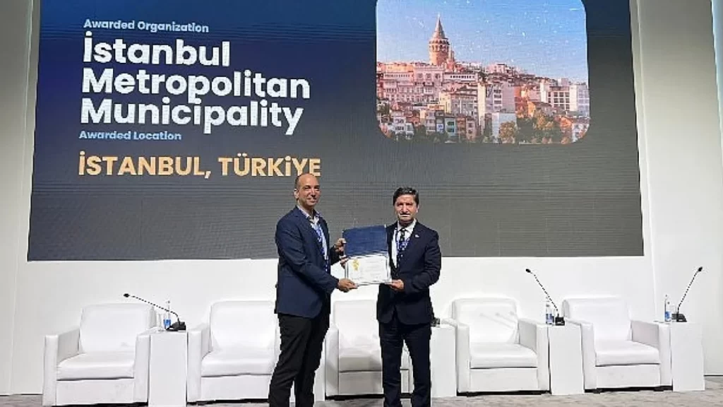 StartupBlink Startup Ecosystem Awards 2026’da İstanbul Büyükşehir Belediyesi adına ödülün teslim alınması