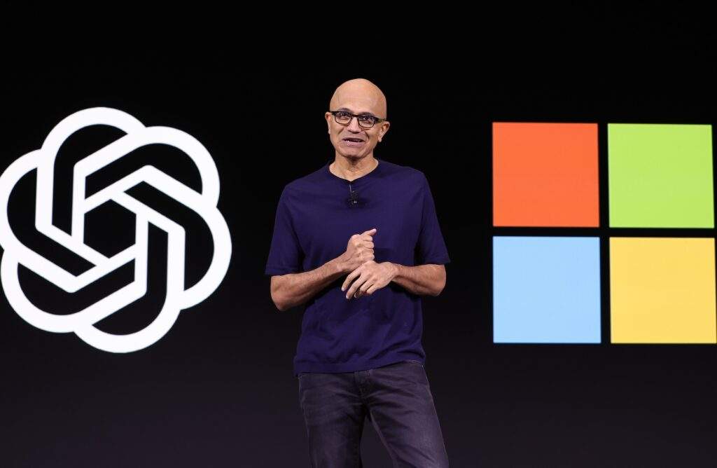 Microsoft CEO’su Satya Nadella OpenAI DevDay etkinliğinde konuşurken