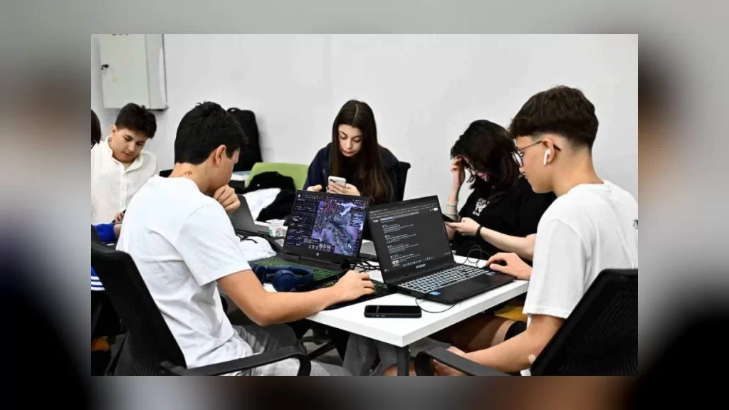 Bilgisayar başında çalışan gençler, Muratpaşa Belediyesi yapay zeka eğitimi