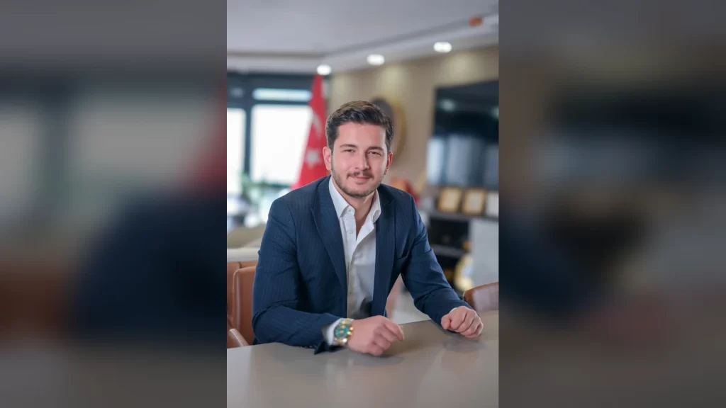 NEFA Sahne buluşmasında konuşma yapan Dr. Öğr. Üyesi Ömer Demirbağ ve katılımcılar