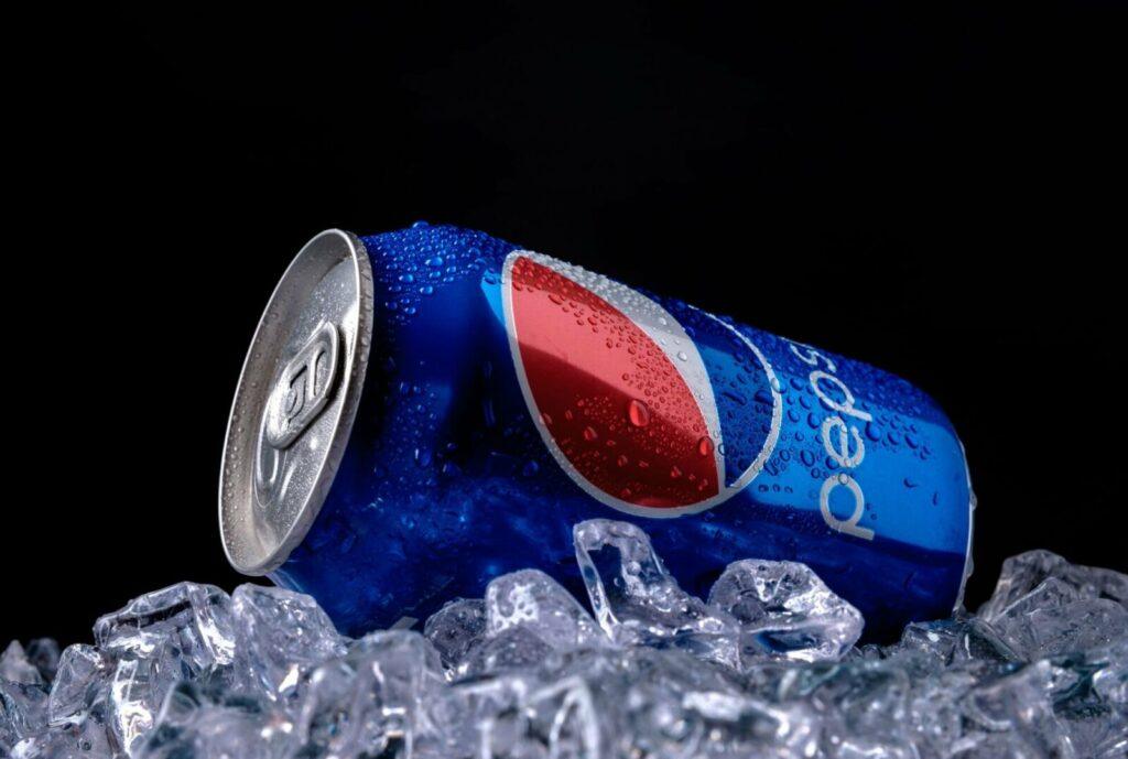Buz üzerinde Pepsi kutusu
