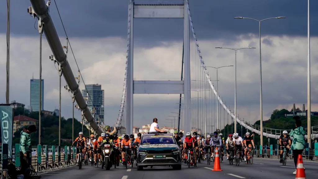 İstanbul’da Škoda desteğiyle düzenlenen L’Étape Türkiye by Tour de France bisiklet yarışında yarışan sporcular.