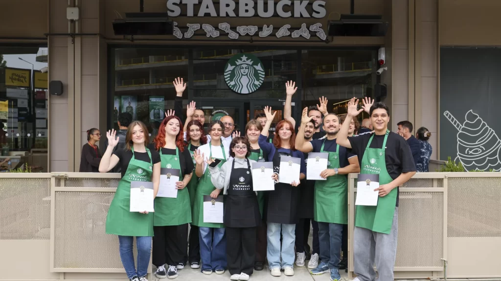 Bursa'da açılan ve çalışanların işaret diliyle hizmet verdiği kapsayıcı Starbucks Signing Store mağazasının iç görünümü.