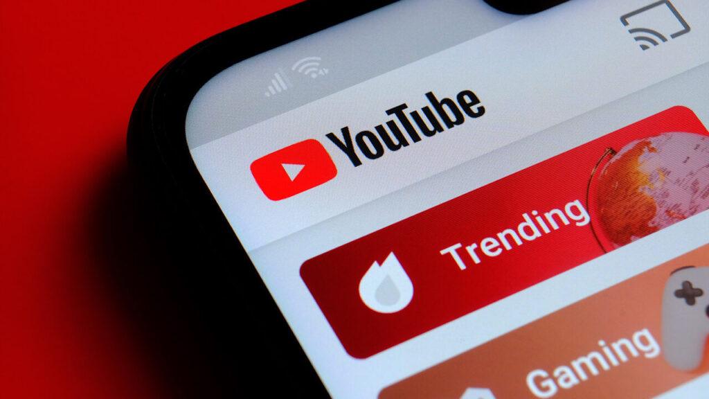 Telefon ekranında YouTube Trendler sayfası