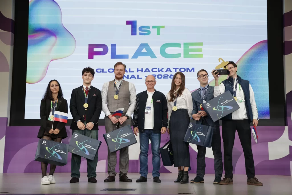 Global HackAtom 2026 finalinde birincilik ödülünü alan öğrenci ekibi sahnede