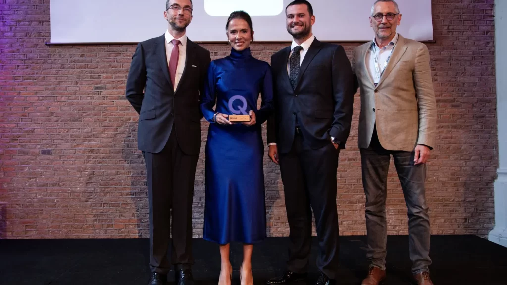 Aon Türkiye yöneticileri ve Qorus Innovation in Insurance Awards ödül töreni temsili görseli