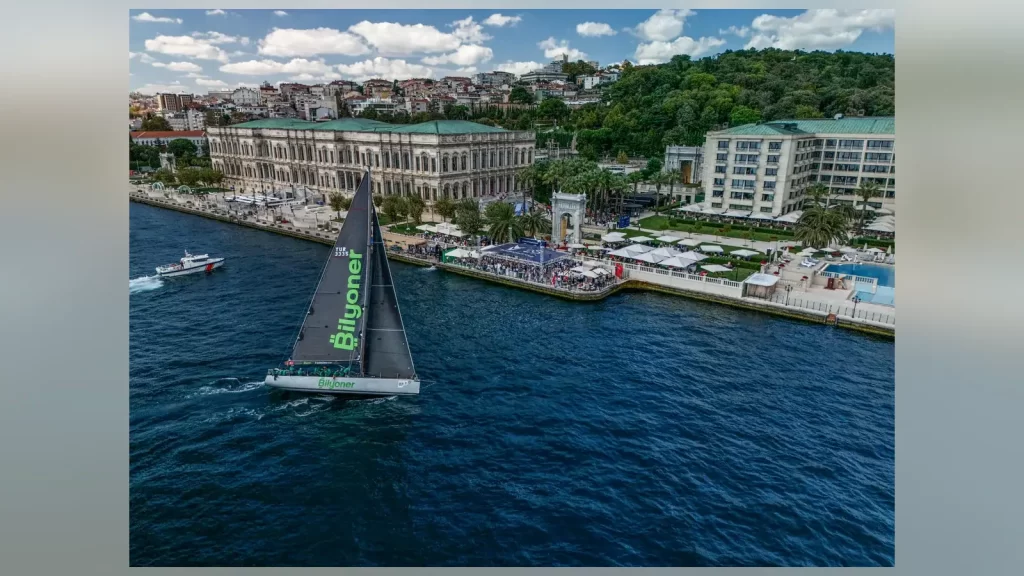 Bilyoner CEO’su Yücel Karadeniz, Bilyoner Yönetim Kurulu Üyesi Oğuzhan Hitay ve Bosphorus Cup Kurucusu Orhan Gorbon yan yana.