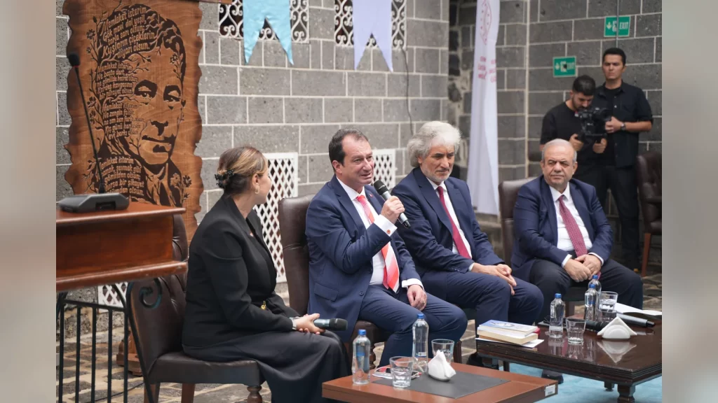 Cahit Sıtkı Tarancı anma programı sahne görüntüsü