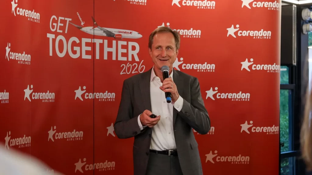 Corendon Airlines uçağı park alanında bekliyor