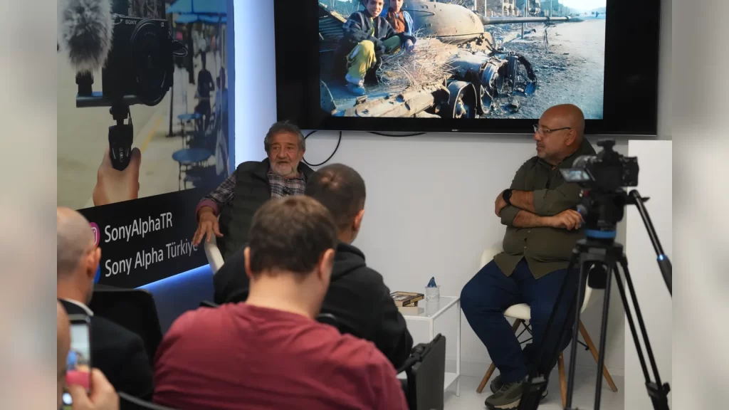 Sony Deneyim Merkezi'nde düzenlenen etkinlikte Coşkun Aral konuşma yapıyor