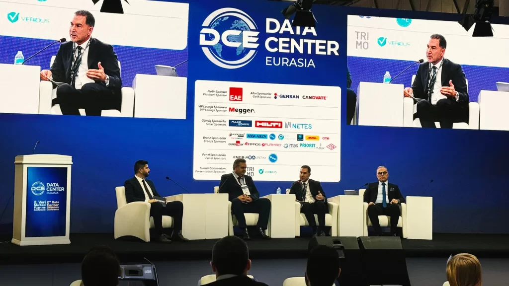 Data Center Eurasia 2026 etkinliğinde Açık Holding temsilcisi Emre Narin konuşma yapıyor.