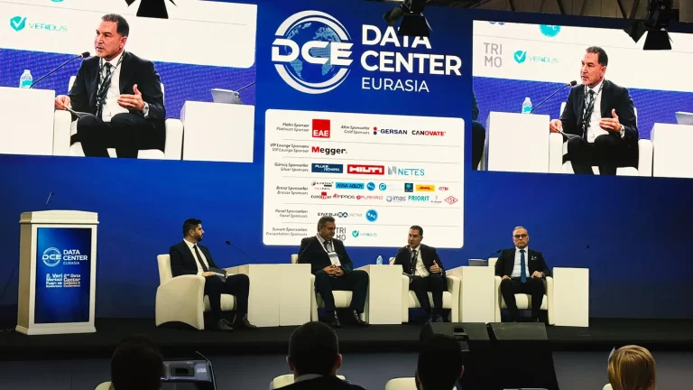 Data Center Eurasia 2026 etkinliğinde Açık Holding temsilcisi Emre Narin konuşma yapıyor.