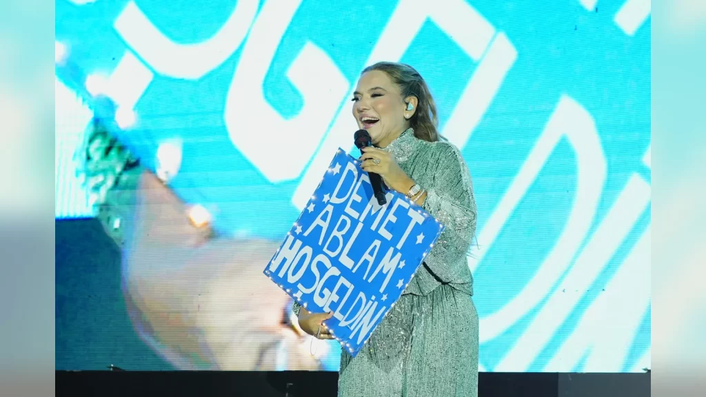 Demet Akalın Mardin Kültür Yolu Festivali'nde sahne alırken