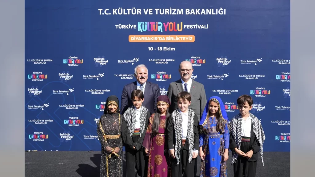 Diyarbakır Kültür Yolu Festivali açılış heyeti Diyarbakır Arkeoloji Müzesi önünde