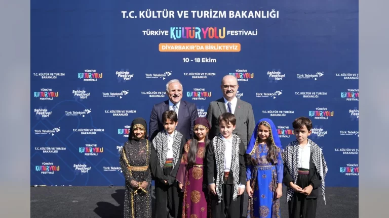 Diyarbakır Kültür Yolu Festivali açılış heyeti Diyarbakır Arkeoloji Müzesi önünde