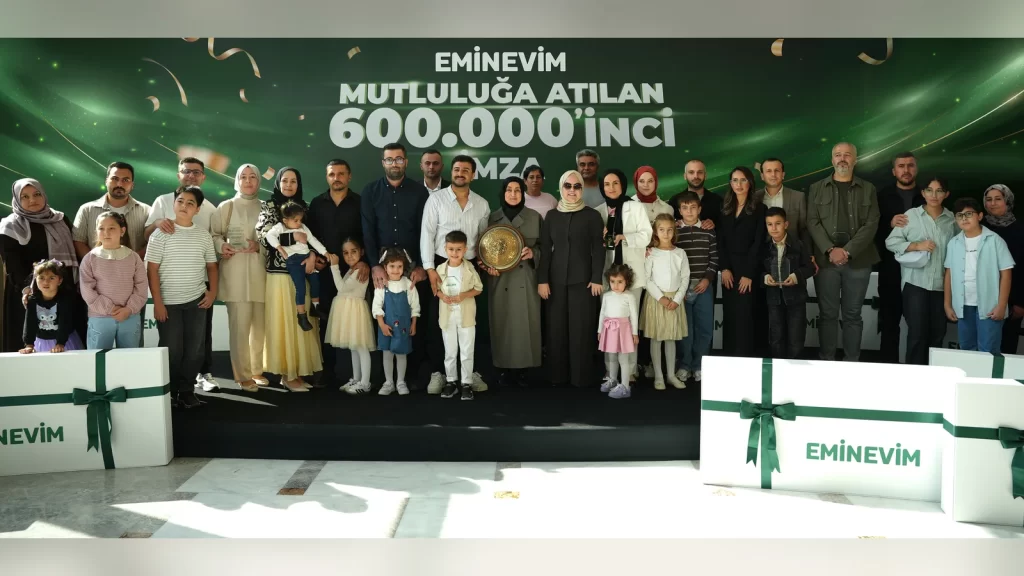 Eminevim 600 bininci teslimat kutlama töreninde Süheyla Üstün ve üyeler