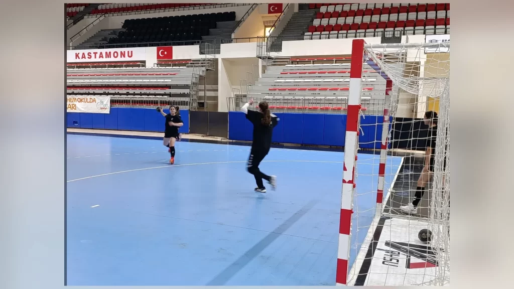 Kastamonu Dinamik Spor Kulübü Kadın Hentbol Takımı sporcuları antrenmanda