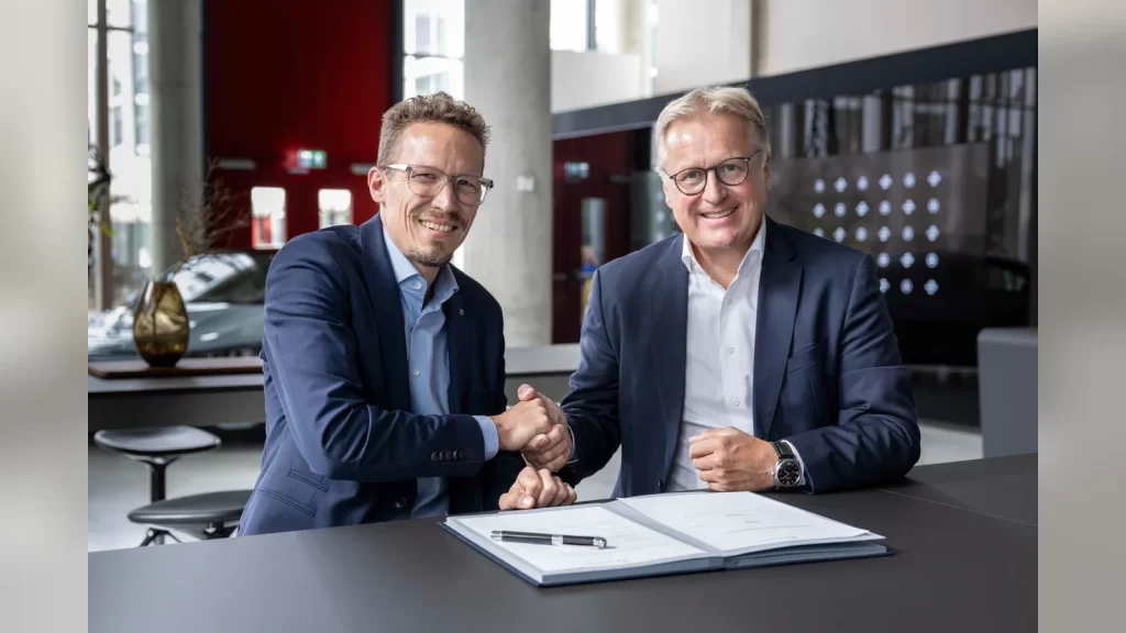 FUCHS ve Mercedes-Benz logoları