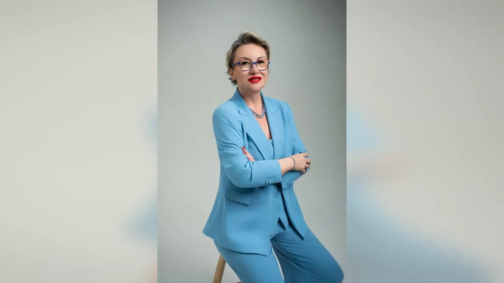 Güneş panelleri ve rüzgâr türbinlerinin bir arada bulunduğu yenilenebilir enerji üretim sahası.