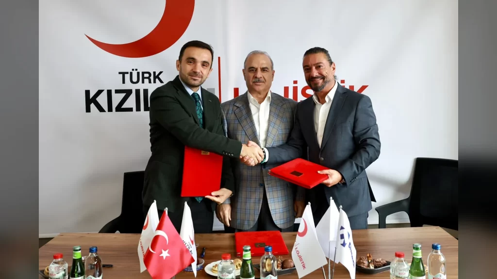 Kızılay Lojistik ve Çözüm Teknoloji temsilcileri arasında imzalanan depo yönetim sistemi iş birliği töreni