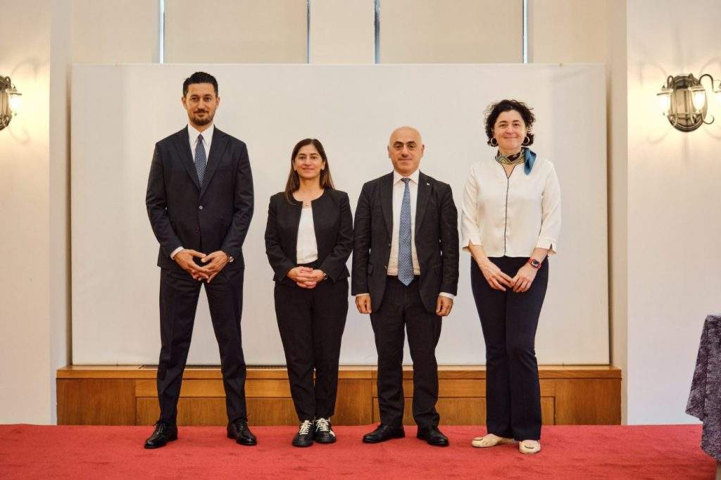 KKB ve Koç Üniversitesi KUIS AI yöneticileri iş birliği töreninde