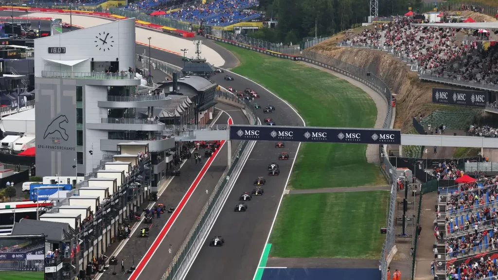 Formula 1 araçlarının yarıştığı İstanbul Park pisti ve MSC Cruises logosu.