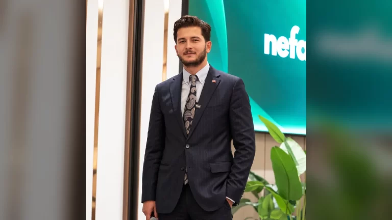 NEFA Gençlik ve Ticaret Platformu kurucusu Mehmet Konuralp Yılmaz gençlerle networking etkinliğinde konuşuyor