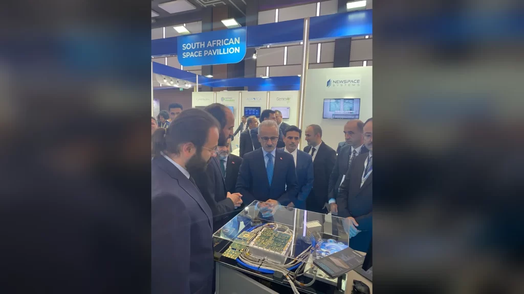 Poloptech yetkilileri 77. Uluslararası Uzay Kongresi kapsamında stantta teknolojilerini sergiliyor.