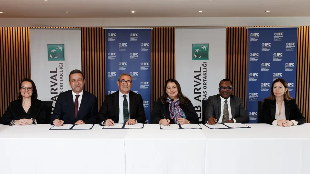 TEB Arval ve IFC yetkilileri sürdürülebilir mobilite finansmanı imza töreninde
