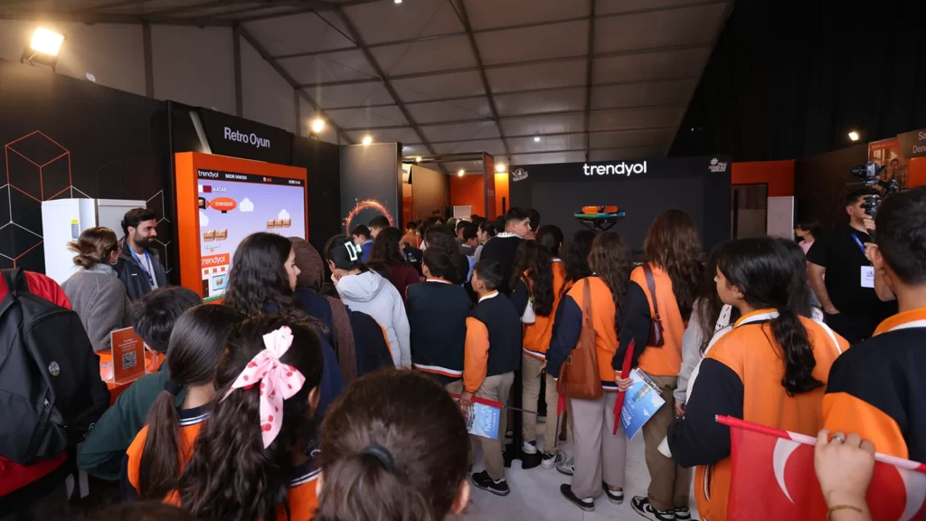 Trendyol’un TEKNOFEST Güneydoğu 2026’daki standı ve ödül alan E-Ticaret Yarışması takımları.